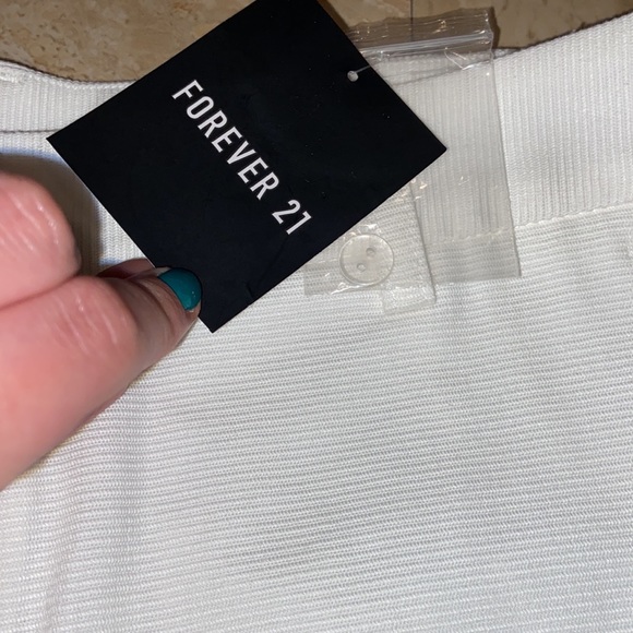 NWT. White Forever 21 Shorts. Extra Button Included. Size Small. - Picture 4 of 6